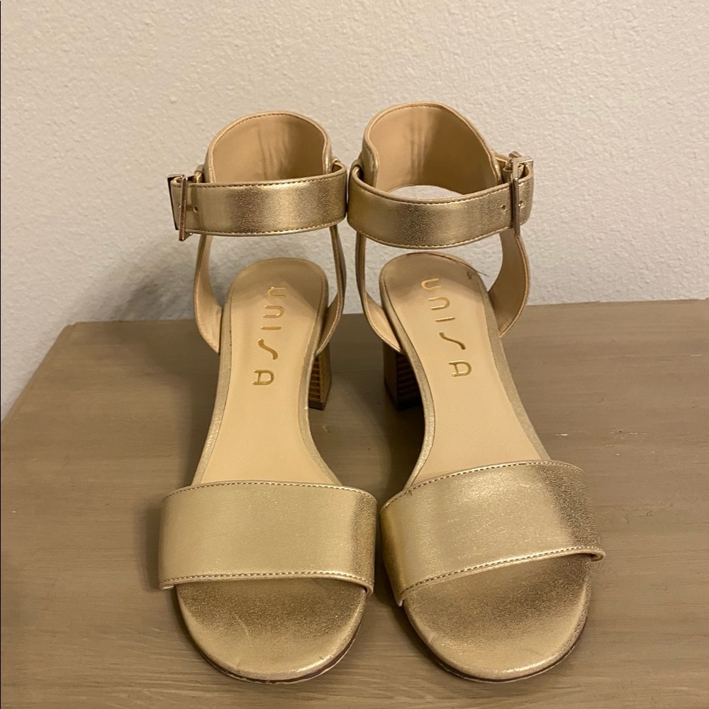 NWOT gold heel. Size 7.5.